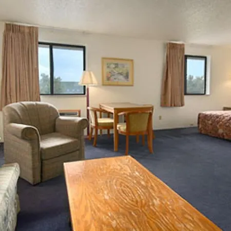 Super 8 Davenport Hotel
